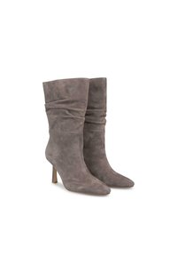 Szare zamszowe botki za kostkę z założonym górnym brzegiem, spiczastym noskiem i smukłym wysokim obcasem. Tekstura jest miękka i gładka.
