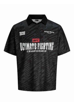 Must musta võistluste lühikeste varrukatega polo, millel on korduv UFC muster, valge "Ultimate Fighting Championship" tekst ja "Octagon Warrior" logo esipooles.