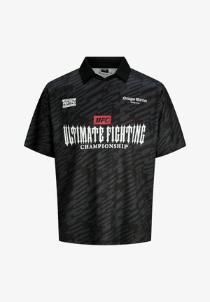 Must musta võistluste lühikeste varrukatega polo, millel on korduv UFC muster, valge "Ultimate Fighting Championship" tekst ja "Octagon Warrior" logo esipooles.