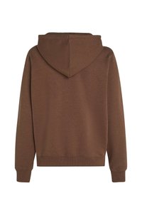 Felpa con cappuccio marrone realizzata in un tessuto testurizzato, dotata di un cappuccio ampio e polsini a costine. La vista posteriore mostra un design minimalista.