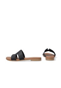 Zwarte platte sandalen hebben dubbele banden over de bovenkant, een gladde leren afwerking en een lichtbruine zool met een minimalistisch ontwerp.