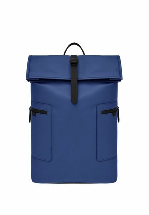 Mėlynas kuprinės su užtrauktuku viršuje, juodu užsegamu dirželiu, dviem šoniniais kišenelėmis su užtrauktukais ir viršutine rankena.
