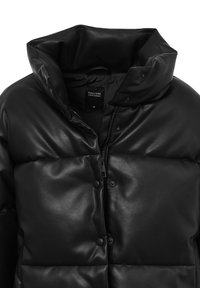 Doudoune noire en matériau lisse et brillant avec un col haut, des boutons-pression et une fermeture éclair à l'avant. Présente des sections matelassées.