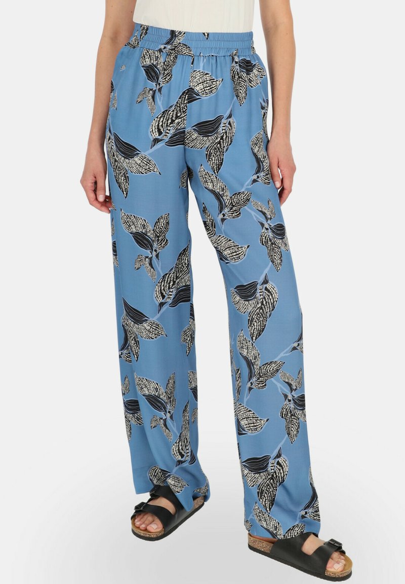Niebieskie spodnie o szerokich nogawkach z kwiatowym wzorem, z elastycznym paskiem w talii, z czarnymi liśćmi i paskowanymi akcentami. Wykonane z lekkiego materiału.
