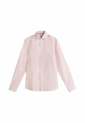 Lyserød skjorte med lange ærmer og knapper, med tynde hvide lodrette striber og klassisk krave, lagt fladt på en hvid baggrund.