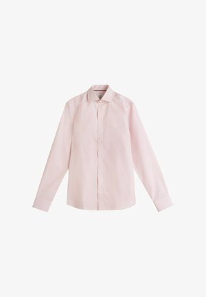 Lichtroze overhemd met lange mouwen, knoopsluiting, dunne witte verticale strepen en een klassieke kraag, plat gelegd op een witte achtergrond.