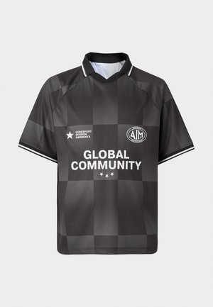 Zwarte sporttrui met korte mouwen met een geruit patroon, witte kraagafwerking, de tekst "WERELD GEMEENSCHAP" en logo's op de voorkant.