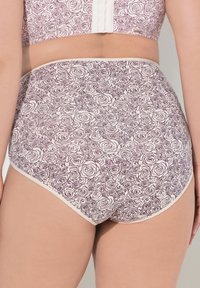 Kalhotky s vysokým páskem s květinovým vzorem růží v odstínech fialové na smetanovém pozadí, s hladkým texturem a kontrastním lemem.