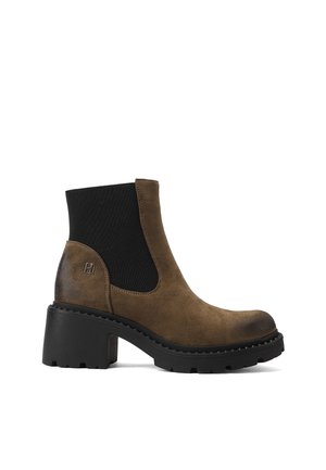 Stivale alla caviglia in suede marrone con un pannello elastico nero, suola nera spessa, punta arrotondata e marchio sottile sul lato.