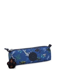 Astuccio blu realizzato in tessuto con una stampa a tema acquatico, che presenta squali e polpi. Ha un'etichetta nera con logo e un tirazip a forma di scimmia.