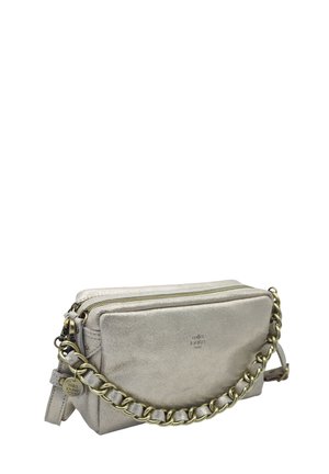 Petit sac à main en cuir argenté métallisé avec double fermeture éclair, bandoulière chaîne dorée et logo "mila louise" embossé sur le devant.