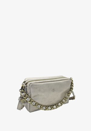 Petit sac à main en cuir argenté métallisé avec double fermeture éclair, bandoulière chaîne dorée et logo "mila louise" embossé sur le devant.