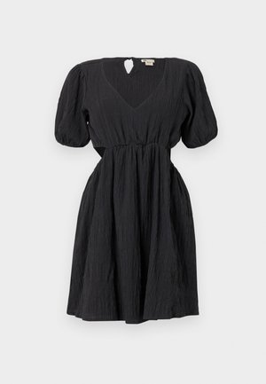 Vestido preto com mangas bufantes, decote em V e um tecido texturizado. Apresenta uma cintura e um detalhe de buraco na parte de trás. Comprimento curto.