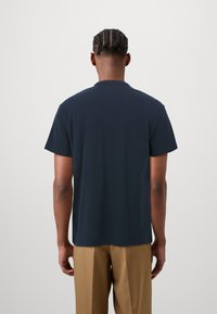 Tommy Jeans GOLD CREST TEE - Camiseta estampada - dark night navy