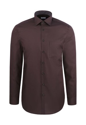 Langsleeve, donkerbordeaux shirt met een zwarte knoopsluiting en een enkele borstzak; heeft een gemusterde binnenkraag.