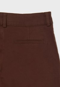 Pantaloni marroni con una texture liscia, una tasca posteriore piatta e una vita a media altezza, realizzati in tessuto resistente.