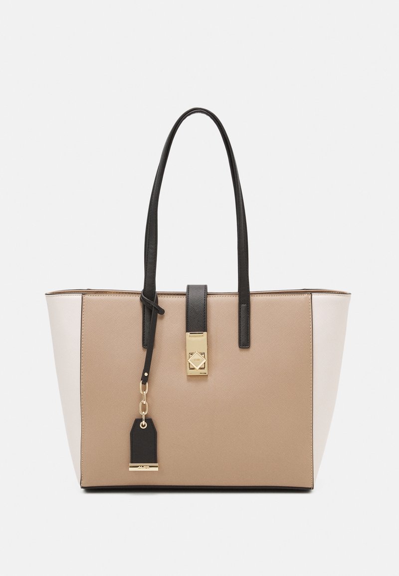 Borsa tote beige e crema con manici in pelle nera, accessori in metallo dorato, chiusura magnetica e un charm staccabile per un tocco in più.