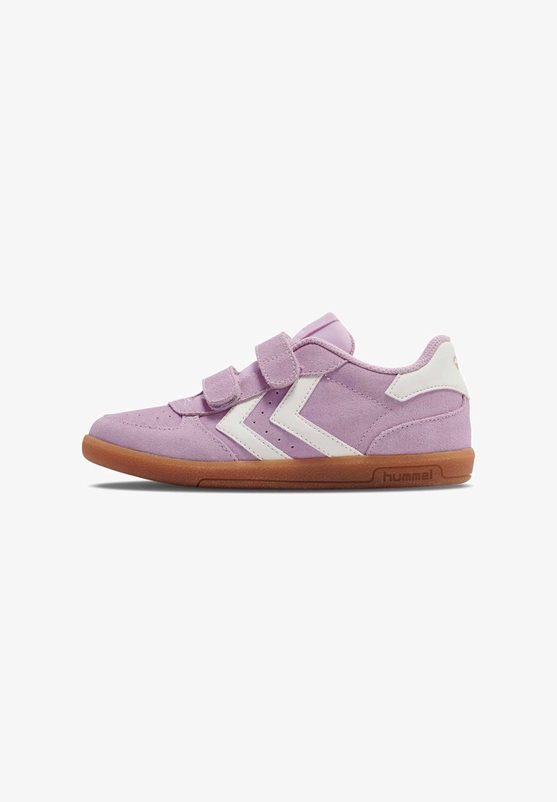 Lilla ruskinds-sneaker med hvide detaljer, udstyret med to velcroremme. Gummisålen giver godt greb. Siden har et tydeligt Chevron-design.