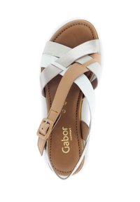 Sandalo in pelle marrone, bianco e argento con cinturini incrociati. Con fibbia regolabile, soletta imbottita e logo "Gabor comfort" sul plantare.