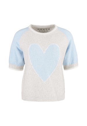 Grauer und hellblauer Kurzarm-Pullover mit großem blauem Herzdesign, Strickstruktur sowie geripptem Kragen und Bündchen.