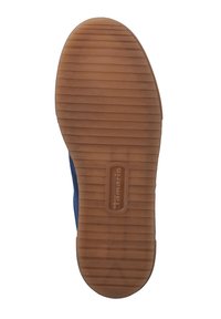 Beige Gummisohle mit horizontalen Rillen, die eine strukturierte Oberfläche und Branding aufweist. Die Seite zeigt ein blaues Textil-Obermaterial, das bis zur abgerundeten Spitze reicht.