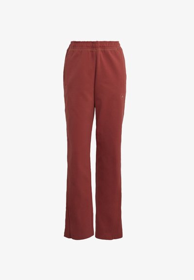 Bordeauxrode joggingbroek met een losse pasvorm, elastische tailleband en subtiel logodetail. Gemaakt van zachte, gestructureerde stof, met rechte pijpopeningen.