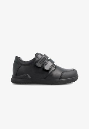 Zapatos de cuero negro con dos correas ajustables de Velcro, puntera redondeada, acentos texturizados y suela de goma para agarre y comodidad.