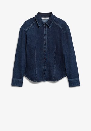 Ciemnoniebieska koszula zapinana na guziki z klasycznym kołnierzykiem, długimi rękawami i ozdobnym przeszyciem, z bocznymi kieszeniami i lekko zaokrąglonym dołem.