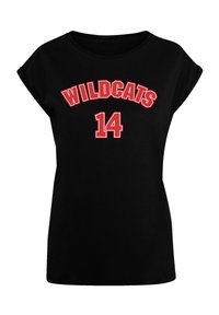 Juodos spalvos marškinėliai su suktomis rankovėmis, ant kurių raudonais didžiosiomis raidėmis užrašyta "WILDCATS" virš skaičiaus "14". Pagaminta iš medvilnės.