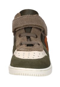 Groene suede en leren sneaker met een klittenbandsluiting, grijze veters, geperforeerde witte neuskap en een oranje accent aan de zijkant. Platte rubberen zool.