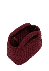 Burgundy punottu laukku, jossa on teksturoitu pinta. Ominaisuuksiin kuuluu tilava sisäosa ja tukevat kahvat. Vetoketjullinen tasku näkyvissä sisällä.