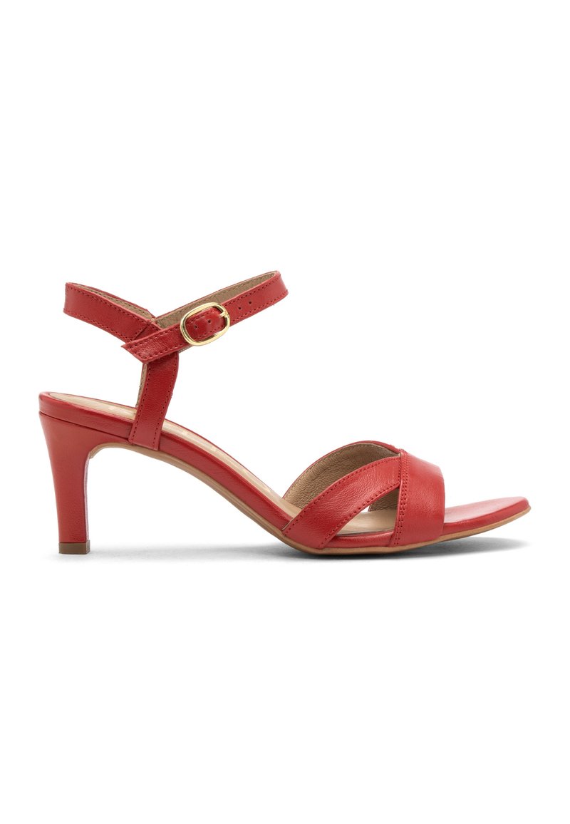 Czerwone skórzane sandały na obcasie z paskowym wzorem. Posiadają pasek wokół kostki z złotym zapięciem i spiczastym noskiem. Umiarkowanie zakrzywiony obcas.