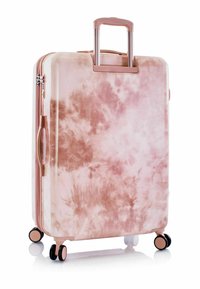 Hartschalenkoffer mit einem pinken Batikmuster, ausgestattet mit einem ausziehbaren Griff, Reißverschlüssen und vier Rollen für Mobilität.