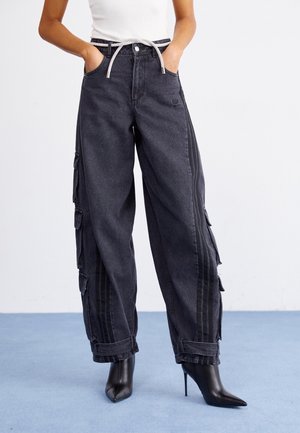 Leveälahkeiset - black