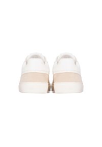 Zapatillas deportivas de cuero blanco con acentos de ante beige, forma redondeada, suelas de goma y detalles mínimos. La vista trasera muestra texturas suaves y costuras.
