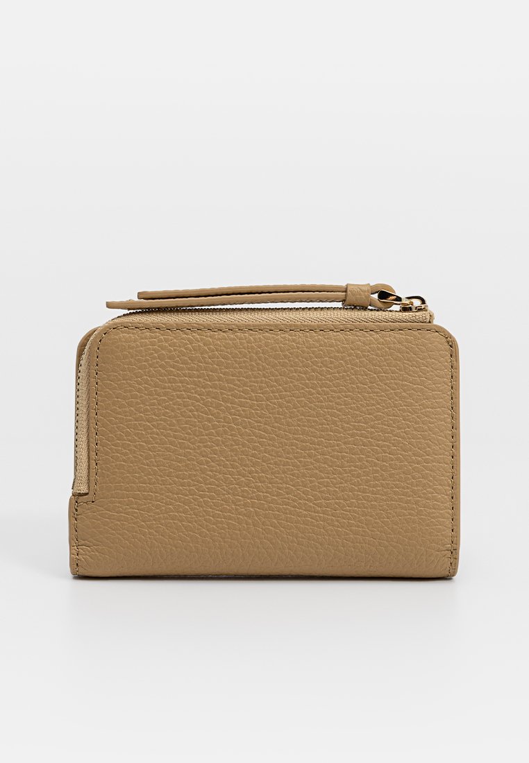 Skórzany portfel w kolorze brązowym, charakteryzujący się teksturowanym wykończeniem, zamknięciem na zamek oraz kompaktowym, prostokątnym kształtem. Minimalistyczne okucia i elegancki design.