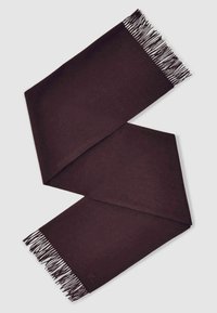 Tumši brūns šalle, kas izgatavota no mīksta materiāla, vienā galā ar frizūru un gludu tekstūru visā tās garumā.