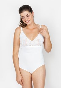 Witte body met een kant voorkant en een v-hals, dunne bandjes en een soepele, rekbare stof door het hele lichaam.