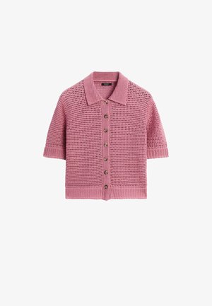 Strikket cardigan med korte ærmer i lys rosa med polo-krave, der har en knaplukning foran og et struktureret åbent vævdesign.