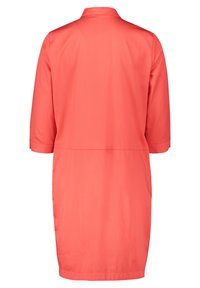 Koralle Midi-Kleid mit lässiger Passform, kurzen Ärmeln und einem Kragen. Glatter Stoff, gerader Schnitt und ein schlichtes Design ohne Verzierungen.