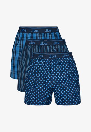 Tre par blå boxershorts med forskellige mønstre: en ternet, en stribet, og en med prikker. Alle har en elastisk talje.
