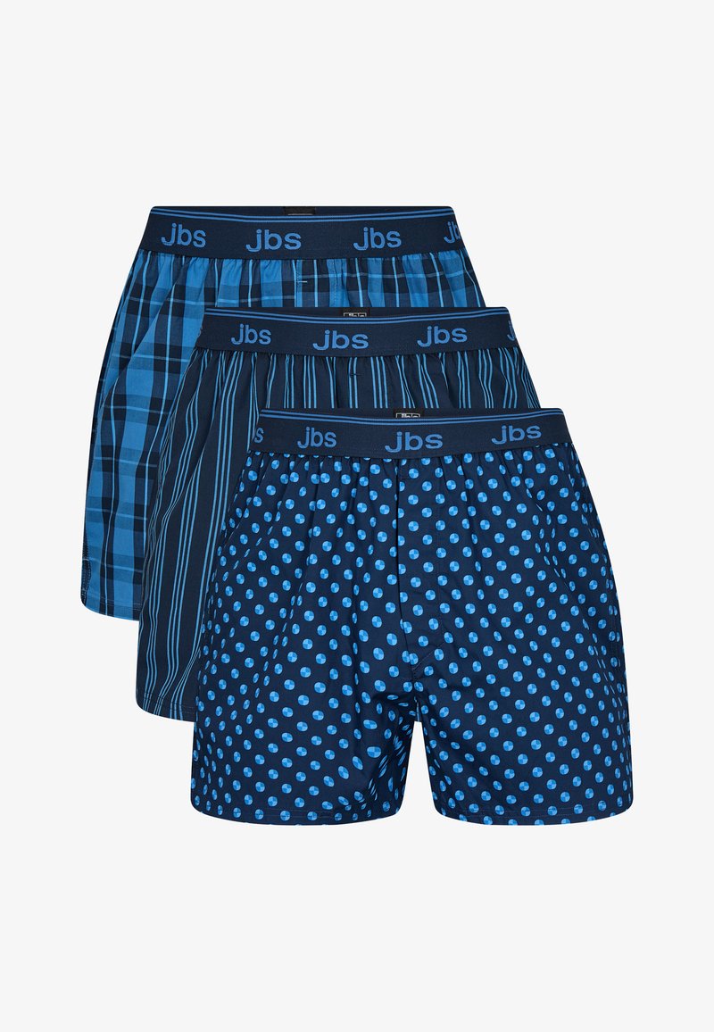 Tre par blå boxershorts med forskellige mønstre: en ternet, en stribet, og en med prikker. Alle har en elastisk talje.