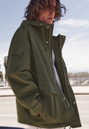 PULL&BEAR, UTILITY WITH HOOD - PARKA - Parka - khaki