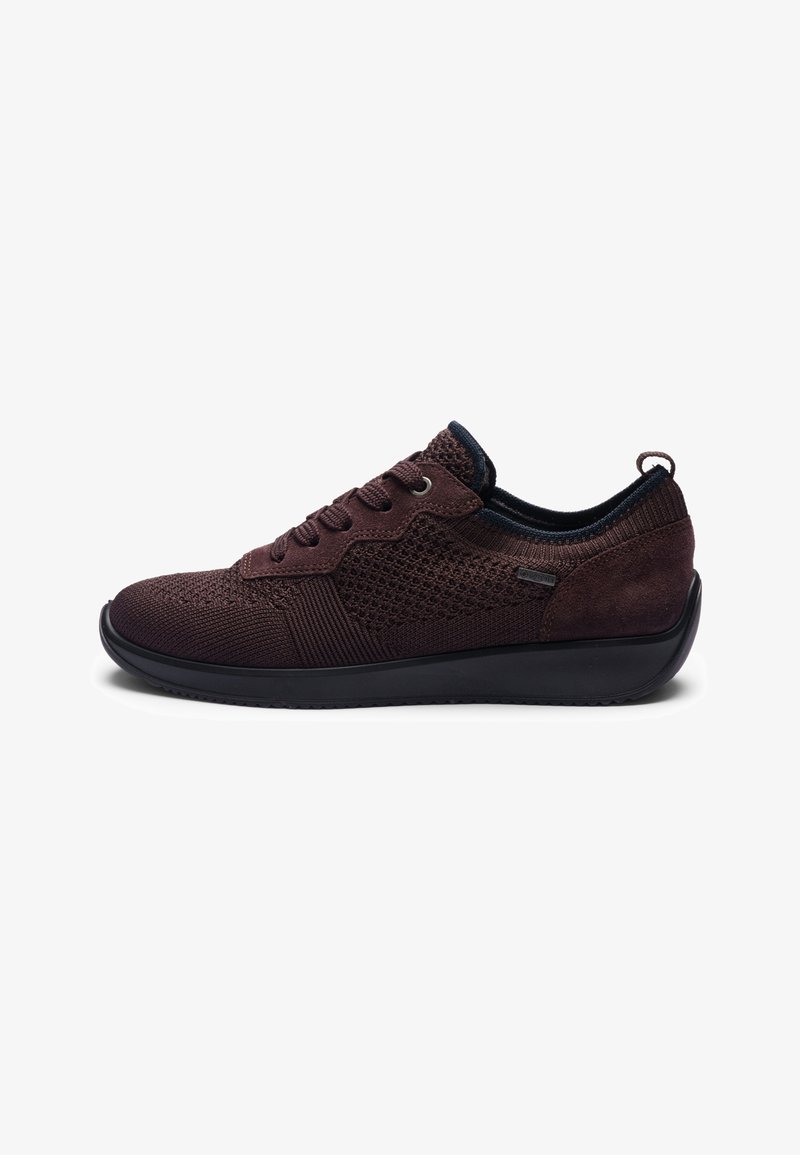 Baskets en tricot marron foncé avec fermeture à lacets, semelle noire et languette au talon, vues de côté gauche sur fond blanc.