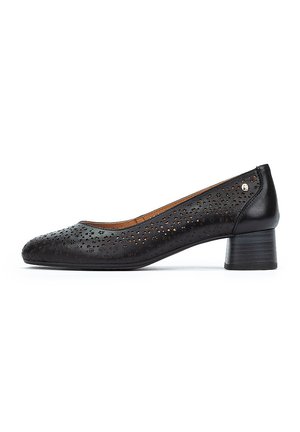  Chausseurs noirs en cuir avec motif perforé, bout rond et talon bas. La surface lisse et les découpes détaillées améliorent la respirabilité.