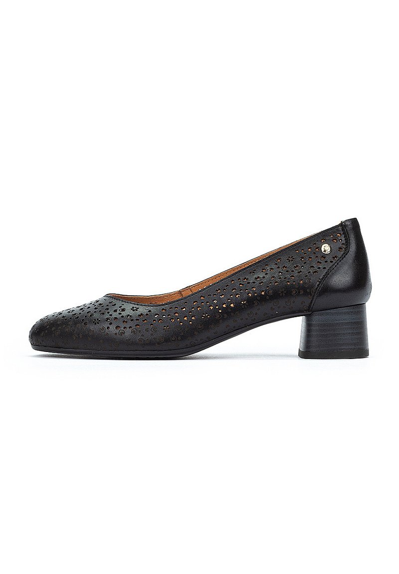  Chausseurs noirs en cuir avec motif perforé, bout rond et talon bas. La surface lisse et les découpes détaillées améliorent la respirabilité.