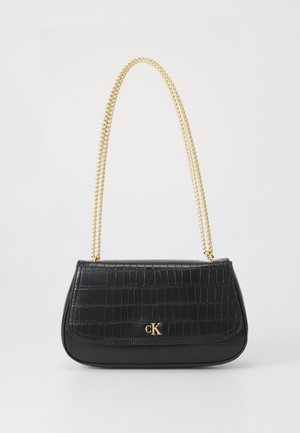 Sac à épaule en cuir noir effet crocodile avec bandoulière chaîne dorée et petit logo CK doré sur le rabat avant.