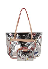 Bolso tote plateado brillante con detalles en negro, estampados gráficos coloridos y correas rojas. Incluye un pequeño bolso coordinado con cremallera.
