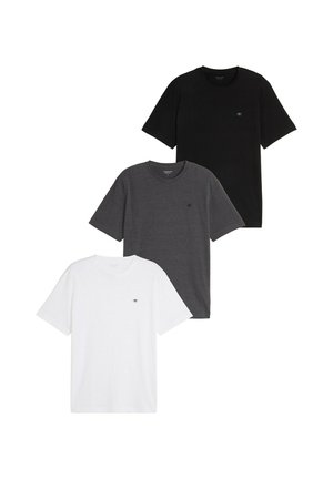 Drei schlichte Crewneck-T-Shirts in Schwarz, Dunkelgrau und Weiß, jeweils mit kleinem Logo auf der linken Brustseite.