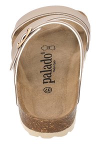 Infradito con tomaia sintetica beige, sottopiede in sughero e un accento bianco. Presenta una fibbia decorativa e una base testurizzata.